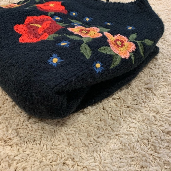 Large Wool blend sweater. Beautiful detail work - Picture 11 of 13